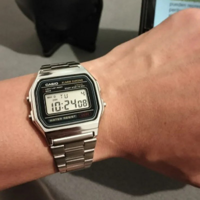 Relógio Casio Digital Vintage em Aço Inoxidável