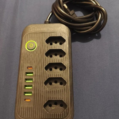 Extensão 5 Tomadas + 4 USB com LED Bivolt