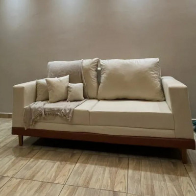 Sofá Living 3 Lugares Suede Resistente Madeira + Almofadas - Opções de Cores