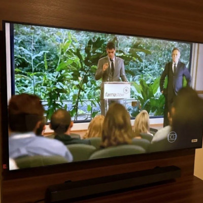 Samsung Combo Smart TV 55 Crystal UHD 4K U8600F + Soundbar HW-B400F