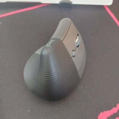 Mouse Sem Fio Logitech Lift Vertical com Design Ergonômico