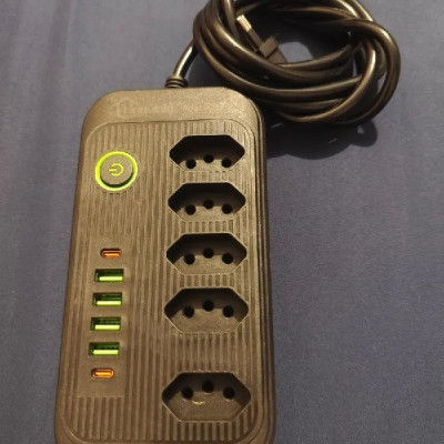 Extensão com 5 Tomadas + 3 USB + 1 PD LED Bivolt 110V/220V