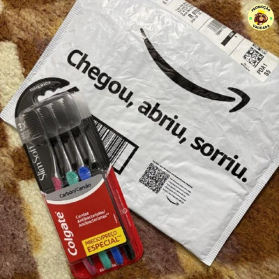 Colgate Slim Soft Black Escova de Dente