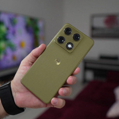 Smartphone Motorola Signature 5g - 12/512GB, Zoom 100x, Extreme Amoled 165hz Verde Oliva