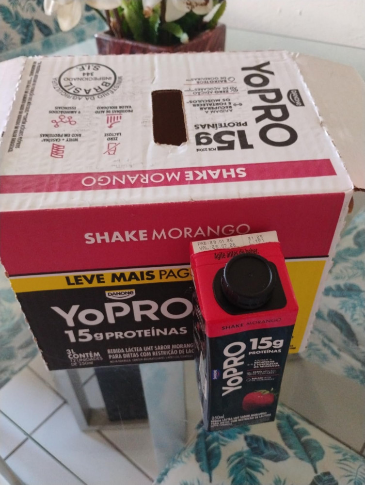 YoPRO Bebida Láctea UHT Morango 250ml 12 unidades