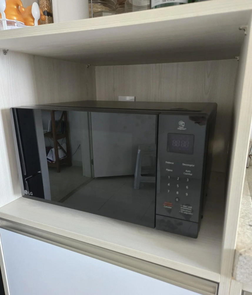 Micro-ondas LG NeoChef 30L Preto Limpa Fácil