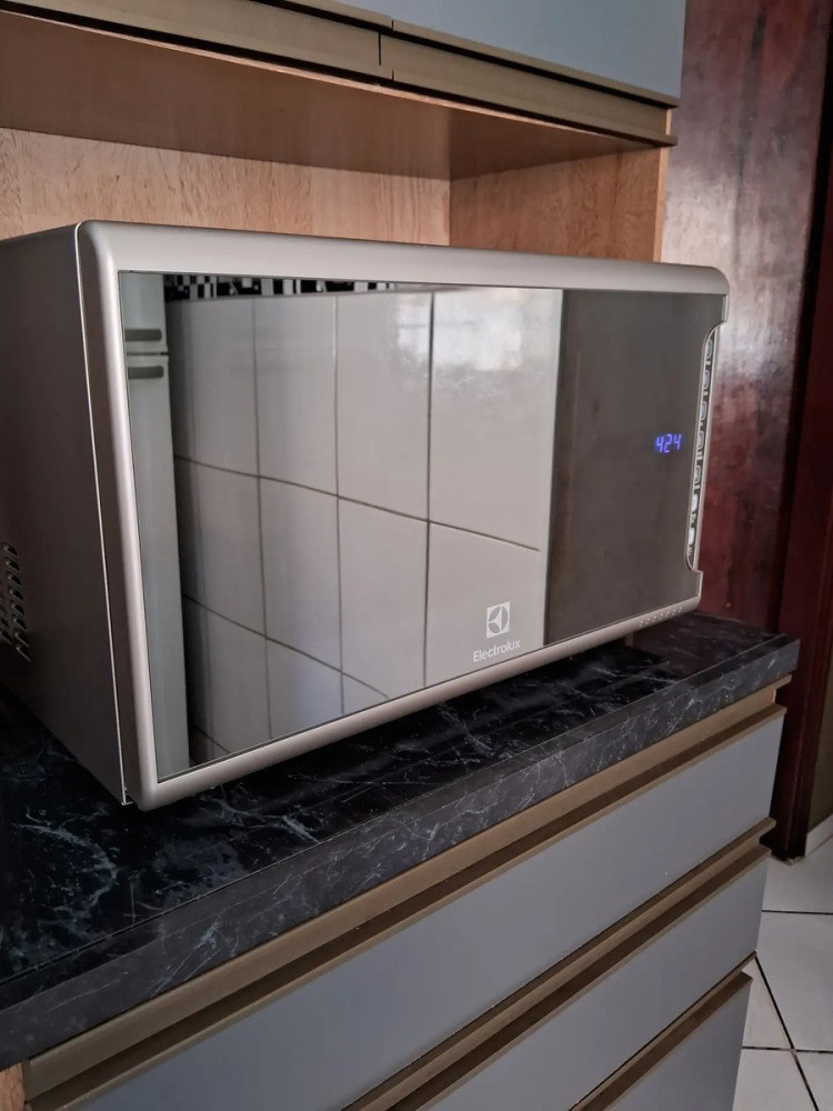 Electrolux Micro-ondas 31L com painel inox