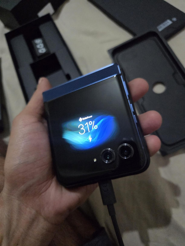 Smartphone Motorola Razr 60 256GB 24GB Azul Marinho