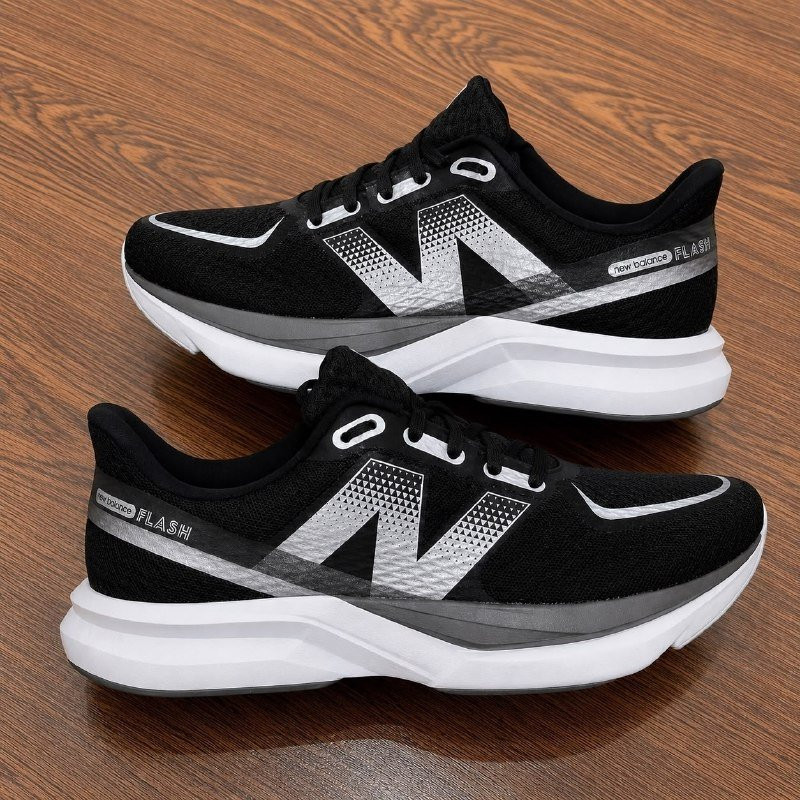 Tênis New Balance Flash V7