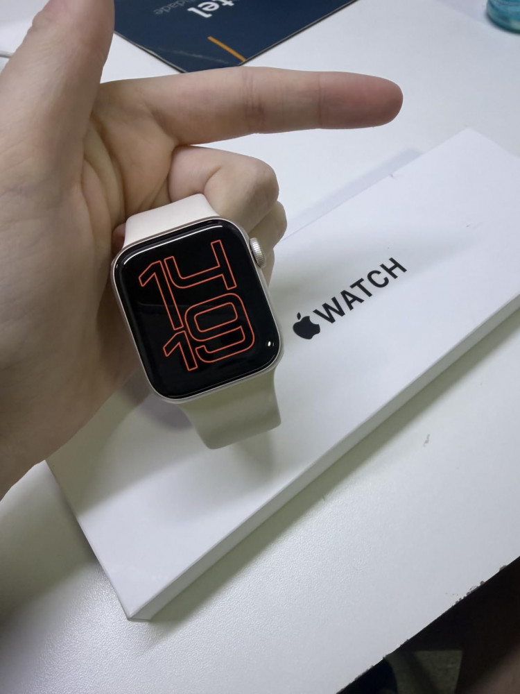 Apple Watch SE 3 GPS 40mm Alumínio Luz das Estrelas